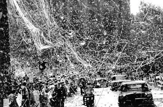 Ticker tapes bei einer Konfetti­parade (1960)