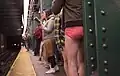 Teilnehmer warten auf die U-Bahn in New York, 2016