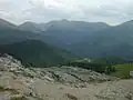 In der Mitte im Tal und am rechten Bildrand ist die Straße zu sehen, links hinten die Schiestelscharte