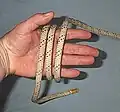 Man klemmt die laufende Part mit dem Daumen fest und wickelt die stehende Part drei Mal um die Hand