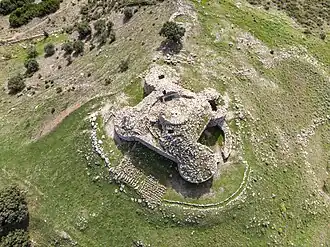 Nolza, vierlappiger Nuraghe mit Treppen und Rampen