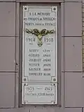 Eine der beiden Gedenkplatten