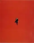 Eine Illustration von Lenin schreitet inmitten einer roten Farbfläche voran.