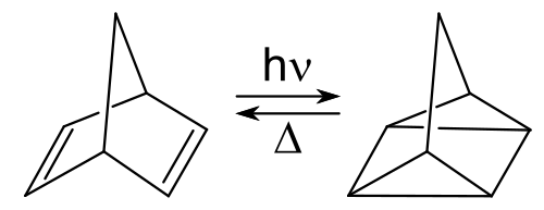 Reaktion von Norbornadien zu Quadricyclan: Hinreaktion durch Energiezufuhr aus UV-Licht hν und Rückreaktion durch Temperaturerhöhung Δ