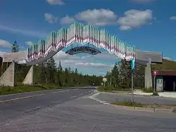 Foto einer Straße, über die ein Bogen führt, auf dem Nord-Norge steht
