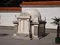 Grabmal im Märtyrerfriedhof von Shijiazhuang (das eigentliche Grab Bethunes befindet sich auf dem North China Martyrs Memorial Cemetery in der Provinz Hebei)