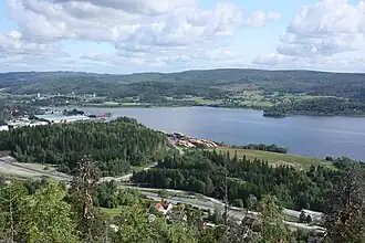 Nordwestliches Ende des Bollstafjärden, links der Hafen Bollstabruk und die Ytterlännäs-Kirche