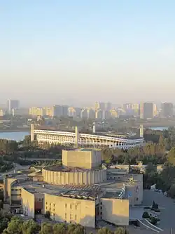 Die Internationale Kinohalle, im Hintergrund das Yanggakdo-Stadion