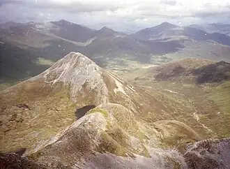 Blick vom Gipfel des südwestlich benachbarten Binnein Mòr auf den Binnein Beag, im Hintergrund die Grey Corries