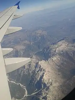 Flugaufnahme von Nordwesten mit der Maja e Hekurave rechts in der Bildmitte, dem Valbonatal links unten und der Maja Grykat e Hapëta in der Bildmitte unten