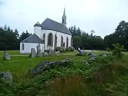 Notre-Dame de Lorette mit Steinkreis