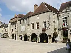 Gepflasterte Straße von Noyers