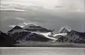 Zusammenschluss der Kroebreen- und Kongsvegen-Gletscher im Kongsfjorden
