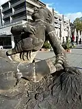 Krebs zwickt Knaben am östlichen Brunnen