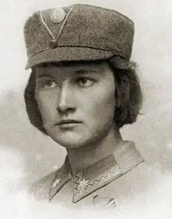 Schwarzweiß-Porträt einer jungen Frau in Uniform, mit kinnlange Pagenfrisur und Mütze