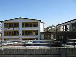 Westansicht Neubau mit Altbau (rechts)
