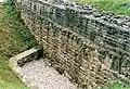 Die den Graben durchschneidende Wehrmauer des Anbaus. Hier wurde 1992 der Schatzfund geborgen.