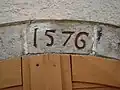 Datierung am Torbogen zum Keller