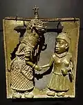 Oba Akenzua II. begrüßt Queen Elisabeth II. auf ihrem Besuch in Nigeria 1956, Bronzerelief von Uyi Omodamwen (2009)