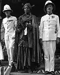 Generalgouverneur von Nigeria Sir John Macpherson, Oba Akenzua II. und dem Earl of Plymouth bei der Rückgabe der Koralleninsignien