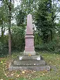 Obelisk für Arnold Siegmund Ernst Steudener im Park