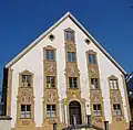 Satteldachbau mit Fresken von Franz Seraph Zwinck und Jagdszenen von Hartmann