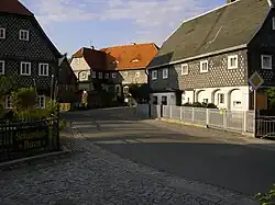 „Salz und Pfeffer“: ortstypische Verschieferung in Obercunnersdorf