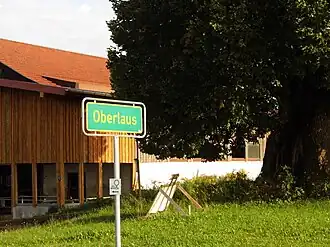Oberlaus, Ortshinweistafel a. d. Linde neben der RO3