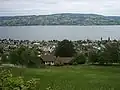 Blick vom Aussichtspunkt Aebnet auf den Pfannenstil; unten Restaurant zur Frohen Aussicht, ehemals Lotterete