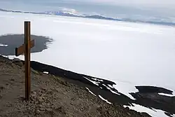 Kreuz auf dem Observation Hill, Ross-Insel, errichtet im Januar 1913 durch die britische Terra-Nova-Expedition 1910–1913 zur Erinnerung an Kapitän Robert Falcon Scotts Gruppe, die im März 1912 auf dem Rückweg vom Südpol umkam.