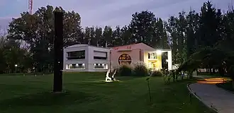 Hauptgebäude des Observatoriums, in dem sich zentrale Datenerfassung sowie ein Besucherzentrum befinden