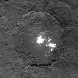 Occatorkrater mit hellen Flecken 4.400&nbsp;km Abstand 6. Juni 2015
