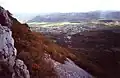 Blick über Ajdovščina südwärts auf Planina (mittig) und Školj (rechts), hinten der Karst