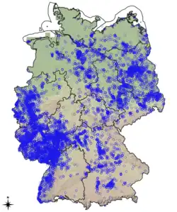 Verbreitung der Blauflügeligen Ödlandschrecke in Deutschland nach Meldungen im Portal GBIF.org (blaue Kreise, Stand 10/2025, GBIF Occurrence Download https://doi.org/10.15468/dl.d9ue9z); Hintergrundkarte: Bundeslandgrenzen, Relief.