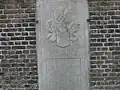 Kirchenvorplatz Sankt Briktius mit der Grabtafel des Pfarrers Peter Simonis