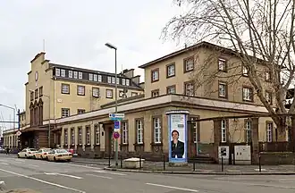 Empfangsgebäude, Straßenseite