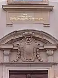 Hauptportal, Erbauungsinschrift und Allianzwappen des Kurfürsten Karl Theodor von der Pfalz (links) und seiner Gemahlin Elisabeth Auguste von Pfalz-Sulzbach (rechts)