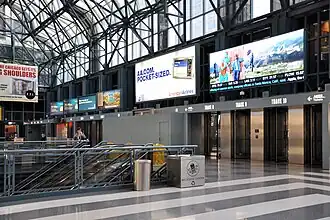 Empfangshalle des Bahnhofs