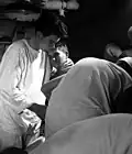 Auf der Solace, unterwegs von Okinawa nach Guam, werden die Wunden eines Soldaten versorgt, Mai 1945