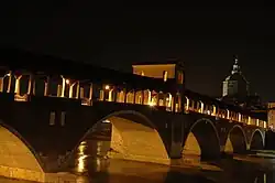 Ponte Coperto bei Nacht. Blick von der Südseite des Flusses.