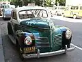 Historischer Old Plymouth-Streifen­wagen, damals noch grün, „1940“ auf licence plate (Foto 2016)