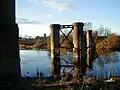 Überreste der Eisenbahnbrücke über den Isla