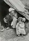 Alt und Jung am Eingang eines Zeltes, 1948