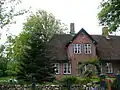 Friesenhaus mit typischem Steinwall