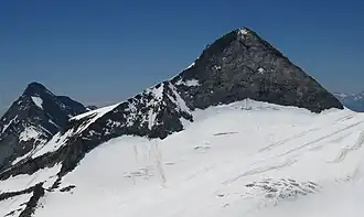 Olperer gesehen von Osten mit Nordgrat (rechts) und Riepengrat (Normalweg) mit Schneegupf (links), vorn der Tuxer Ferner (Skigebiet Hintertuxer Gletscher), ganz links das Große Riepenkees, rechts oben die Wildlahnerscharte, links hinten der Schrammacher