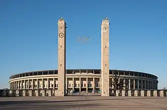 Haupteingang (Osttor) mit den fünf olympischen Ringen und der Podbielskieiche