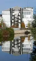 Gebäudeansicht mit Spiegelbild im Wasser