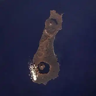 Die Insel Onekotan, der Nemo im Norden (oben) und die Tao-Rusyr-Caldera mit dem Krenizyn im Süden.
