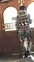 Mann in einem Onesie