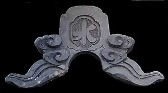 Detail eines Onigawara mit dem Schriftzeichen mizu (水, Wasser) zum Schutz vor Bränden